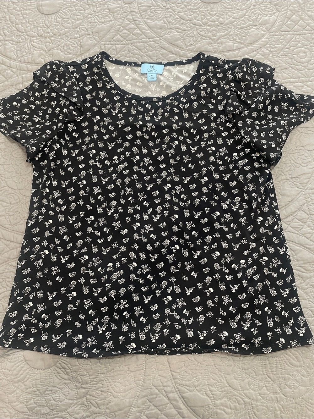 *3 for $10* CeCe Black and White Floral Puff Sleeve Top M